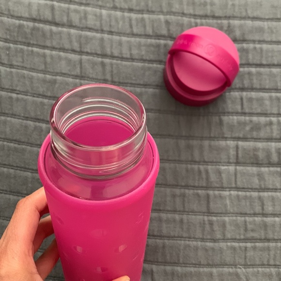 💯Auth lululemon athletics glass bottle magenta with silicone cover & screw top - Picture 5 of 7